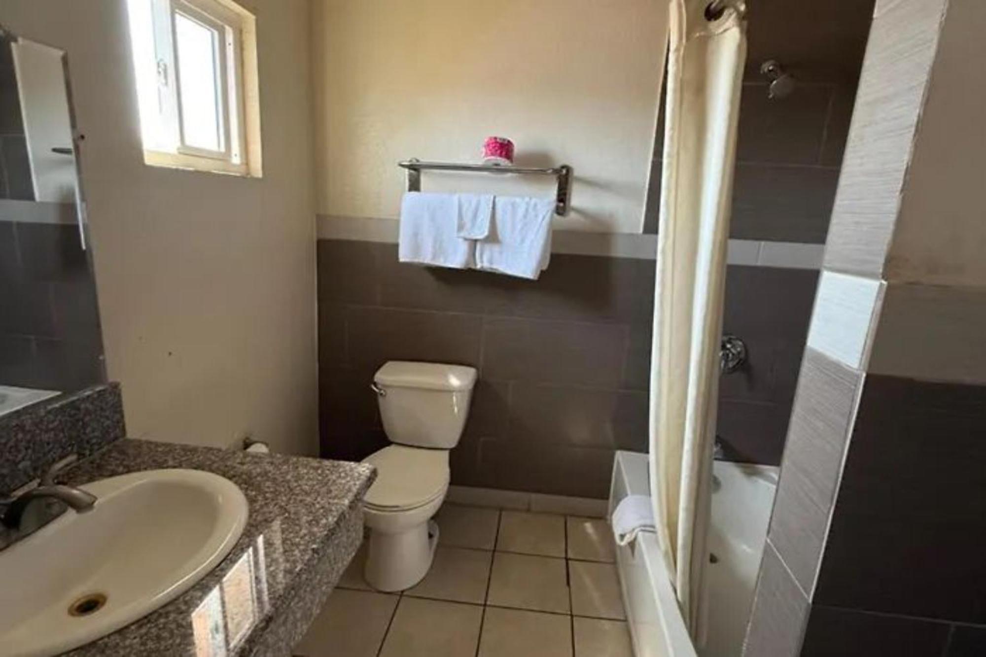 Robinhood Motel Anaheim West Экстерьер фото